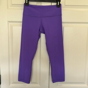 Lululemon Women’s Purple cropped leggings. Size 4
